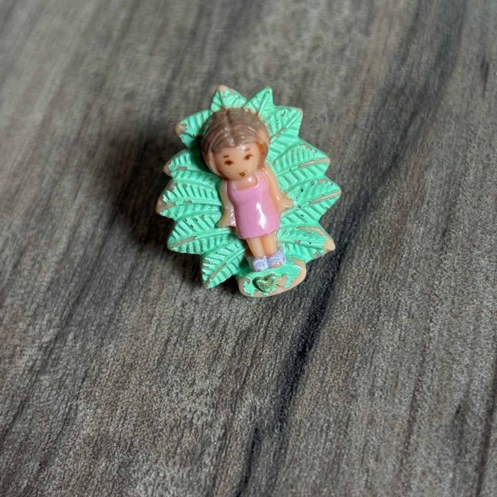 Vintage Polly Pocket clip on earring